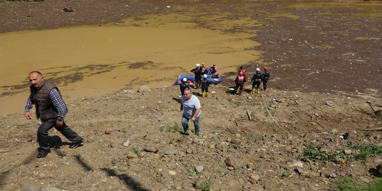 Trabzon’da selde kaybolan kişi, bahçesindeki suyu tahliye ediyormuş