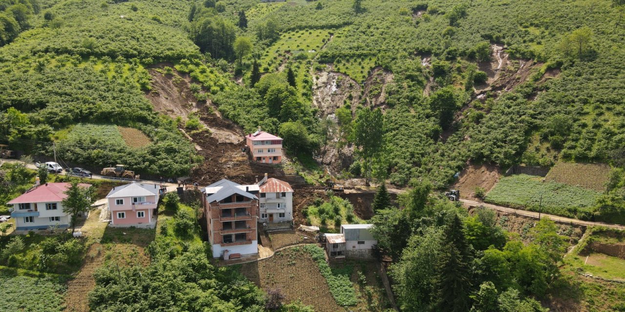 Trabzon’da heyelanda 3 ev hasar gördü