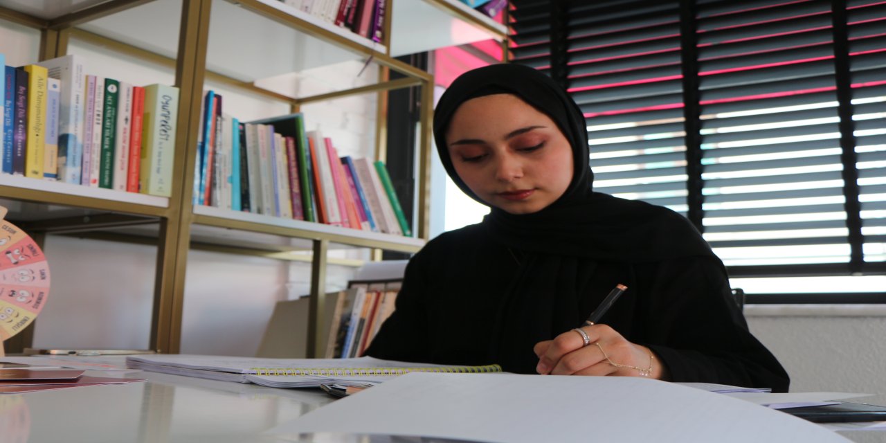 Disleksi Hastası Dilara, Kendisi Gibi Çocuklara Umut Oluyor