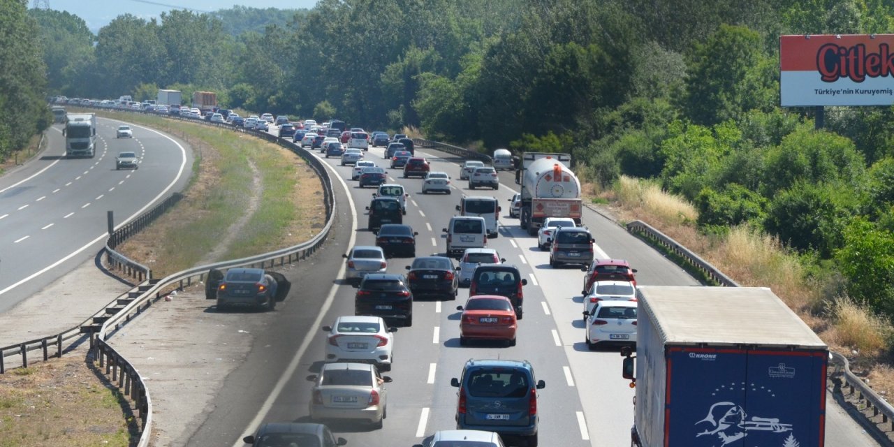 Sakarya'da, İki Otoyolun Kesiştiği Noktada Trafik Yoğunluğu