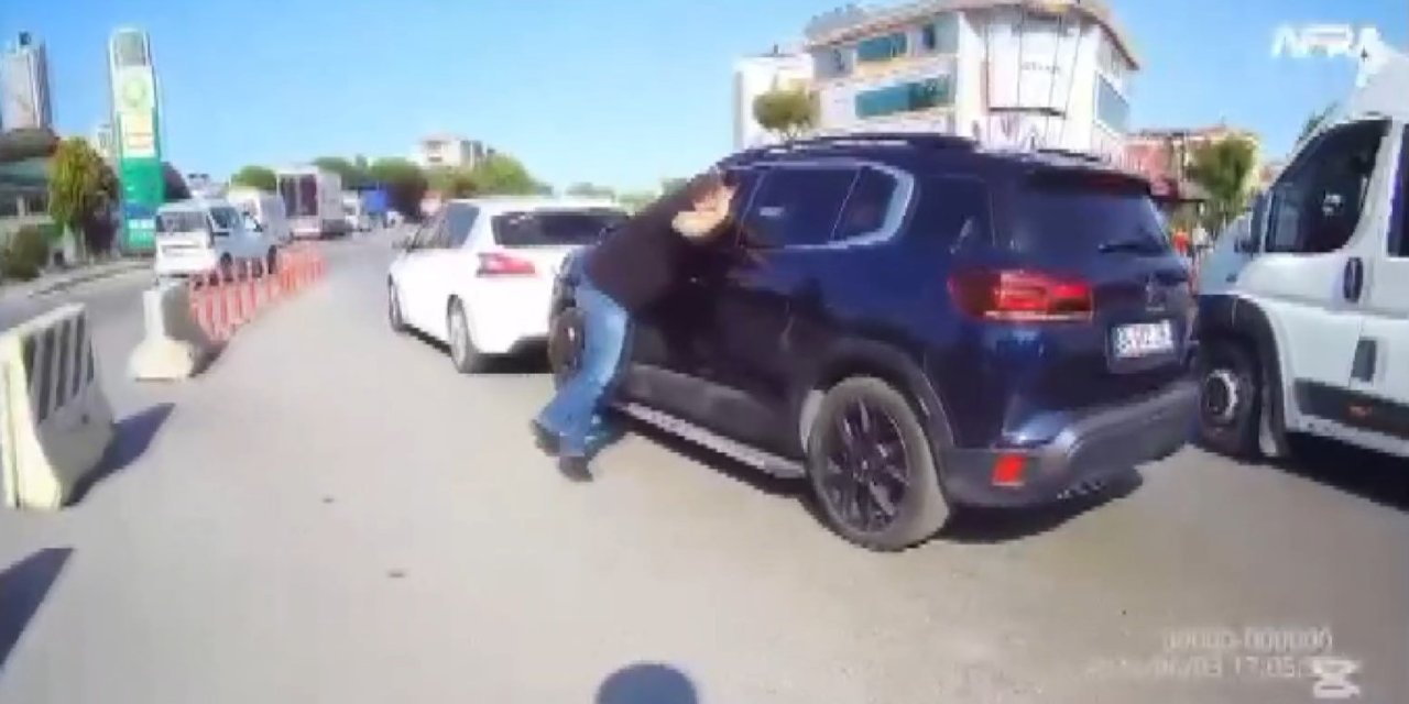 İstanbul - Ataşehir'de Trafikte Yol Verme Kavgası; Hamile Eşinin Yanında Saldırdı