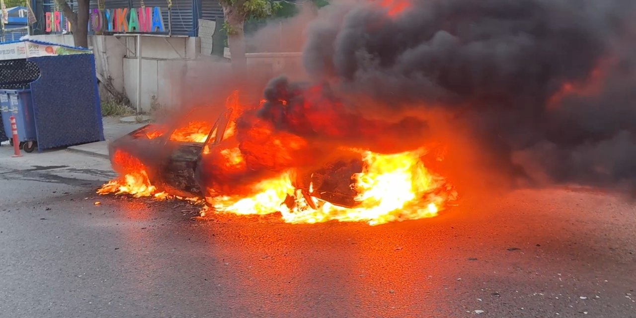 İstanbul- Avcılar'da otomobilin alev alev yandığı anlar kamerada / ek görüntüyle