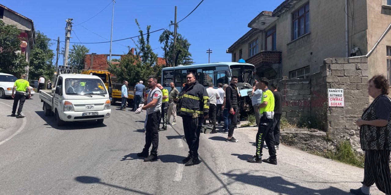 Yolcu minibüsü duvara çarptı: 14 yaralı