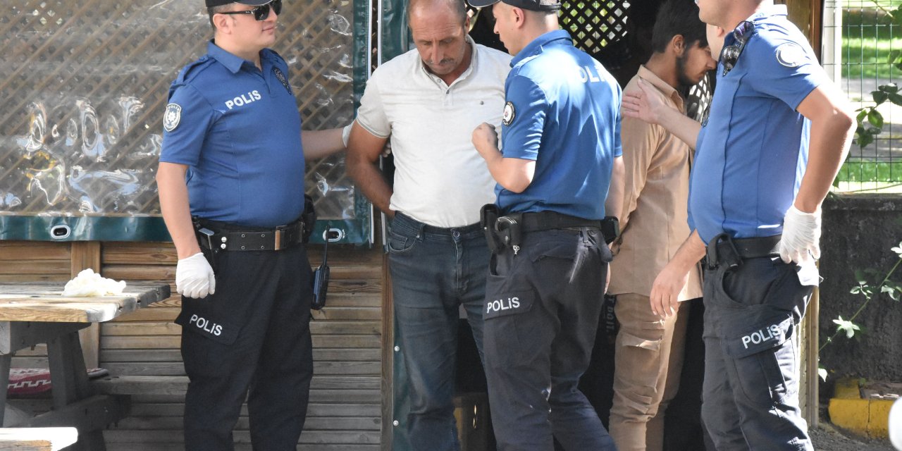 Sürücüsü İhtara Uymayan Hafif Ticari Araçtan 8 Düzensiz Göçmen Çıktı