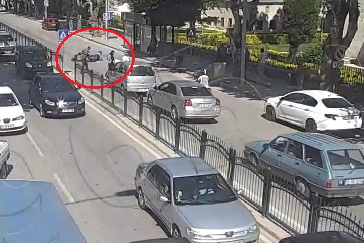 Yayaya çarpan motosikletin sürücüsü yaralandı; kaza kamerada