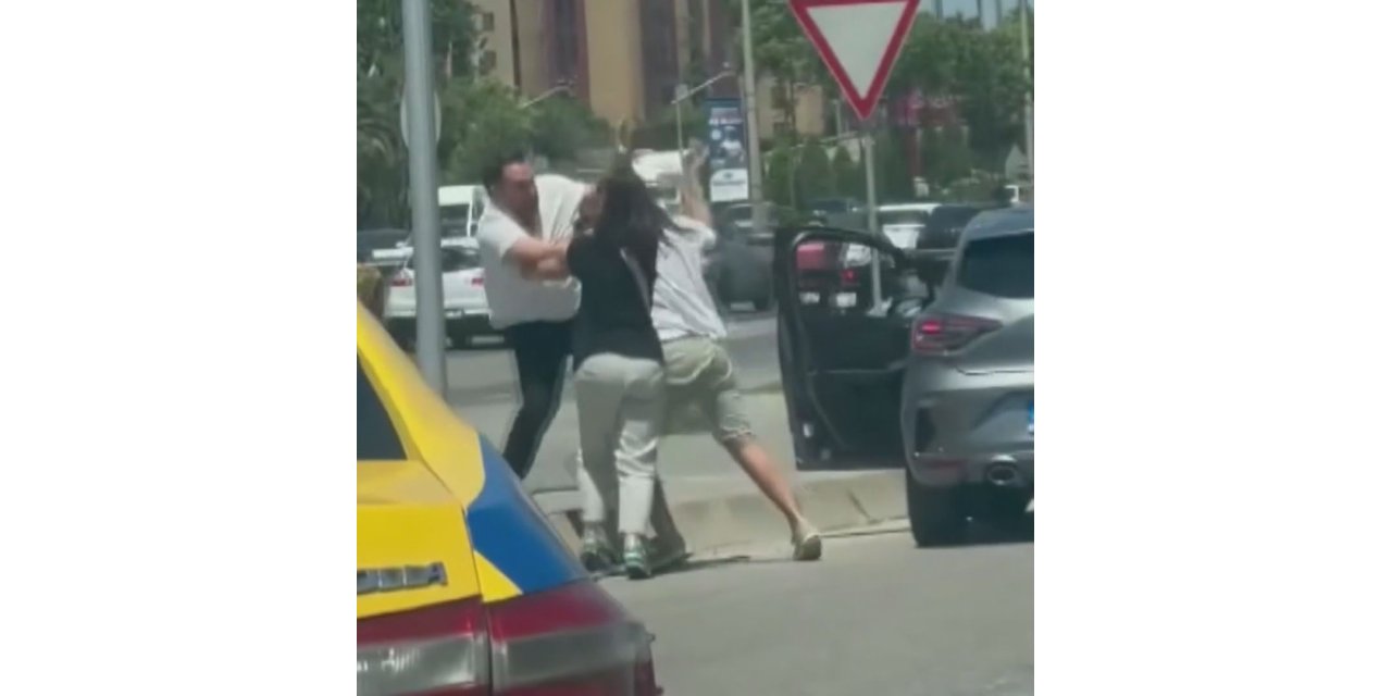 İstanbul - Ataşehir’de sürücülerin yumruklu kavgası kamerada