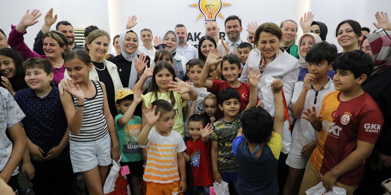 İstanbul - AK Parti Kadın Kolları’nın 'İş’te Kadın Kardeşim Projesi' ile bin 500 çocuğa bayramlık kıyafet alındı