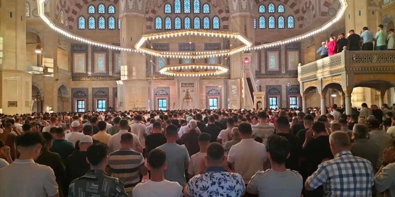 Adanalılar bayram namazı için saf tuttu
