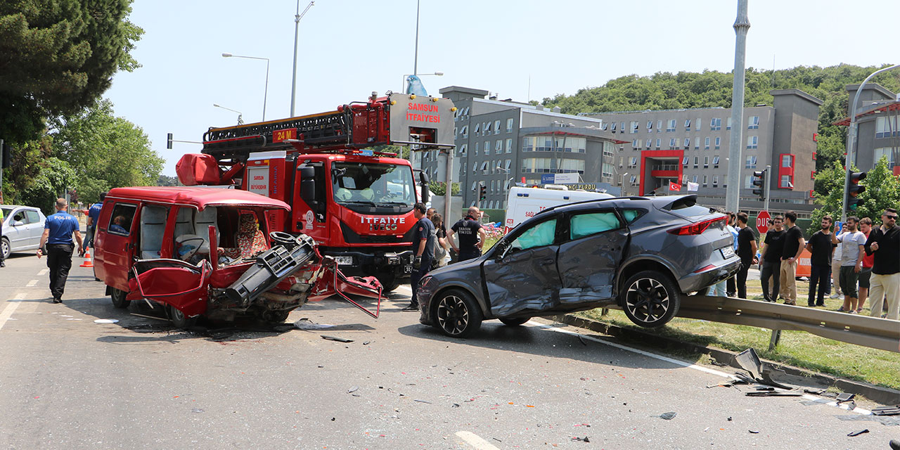 Otomobil ile minibüs çarpıştı: 2’si ağır, 6 yaralı