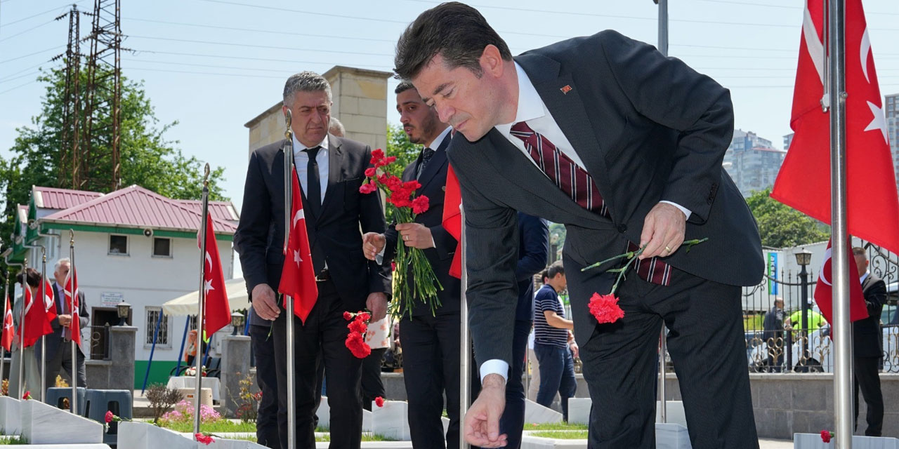 Başkan Kaya, Şehitliği Ziyaret Etti