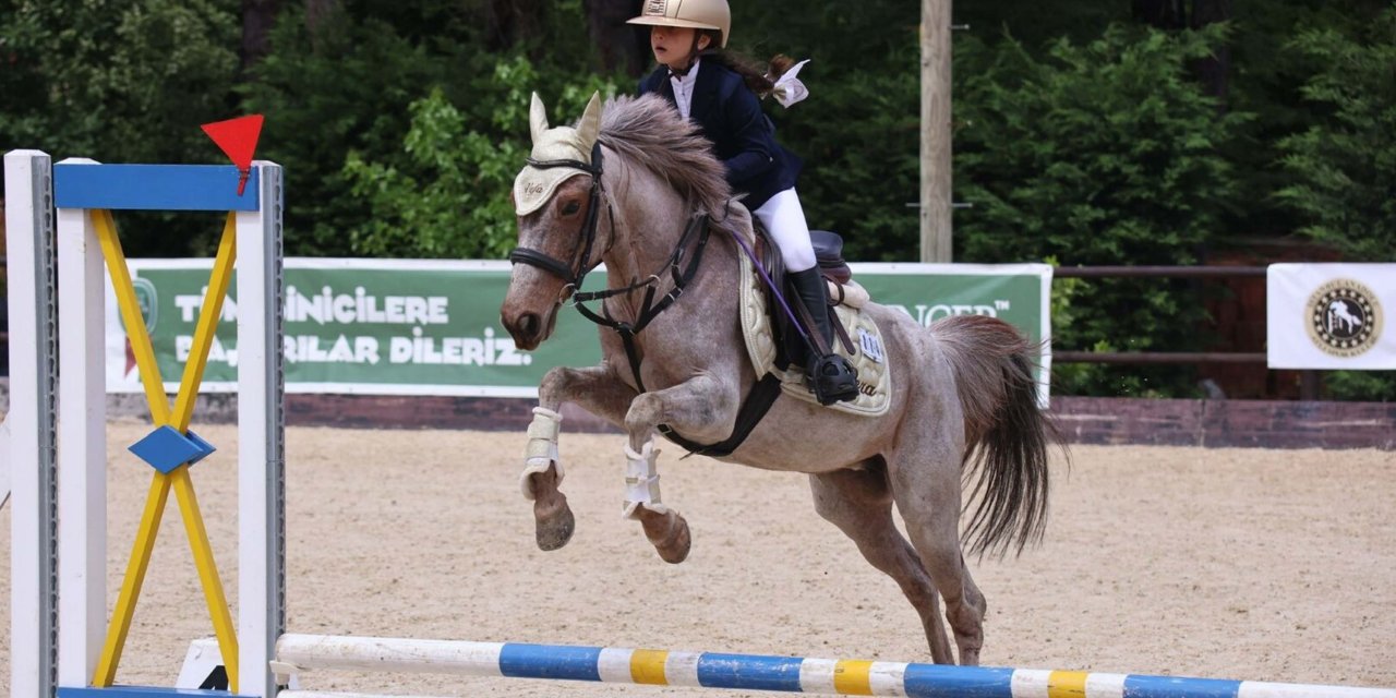 8 Yaşındaki Nur Pera, Atı 'Vefa' İle İkinci Kez Türkiye Şampiyonu Oldu
