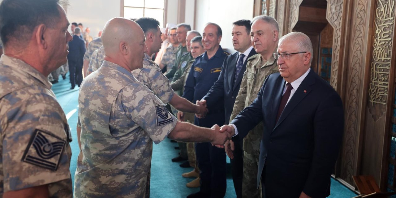 Bakan Güler, Kütahya'da Mehmetçikle Bayramlaştı