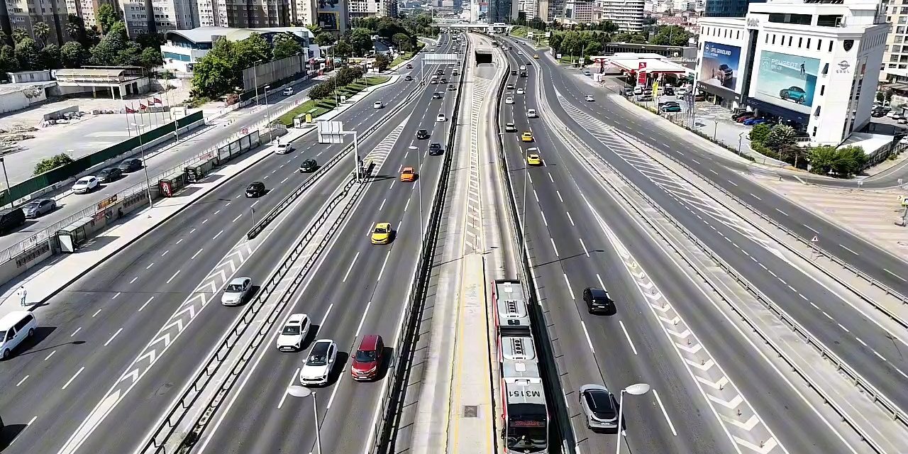 İstanbul- Bayramın ilk gününde boş kalan yollar havadan görüntülendi