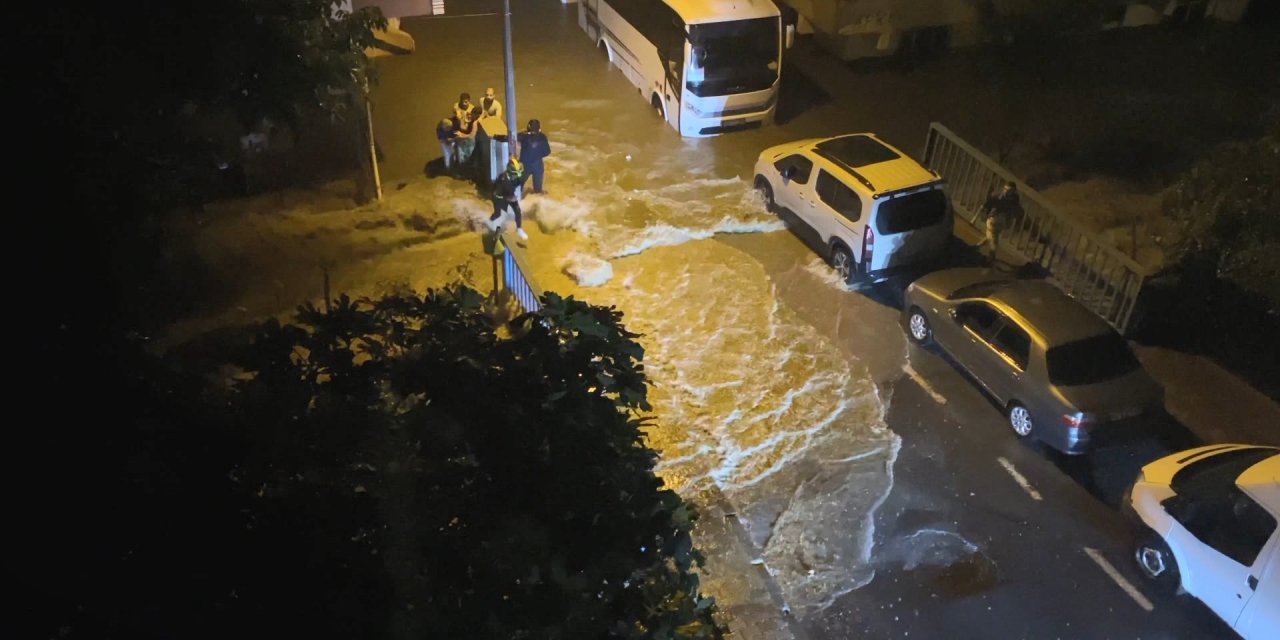 Küçükçekmece'de Selde Yaşlı Kadını Kurtaran Komşusu: Kendime Mi Koşayım Onlara Mı Koşayım Bilemedim