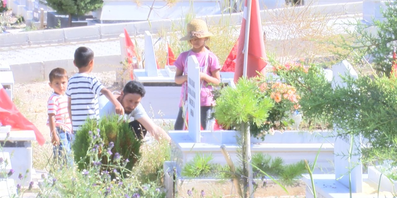 Malatya Deprem Şehitliği'nde Buruk Bayram