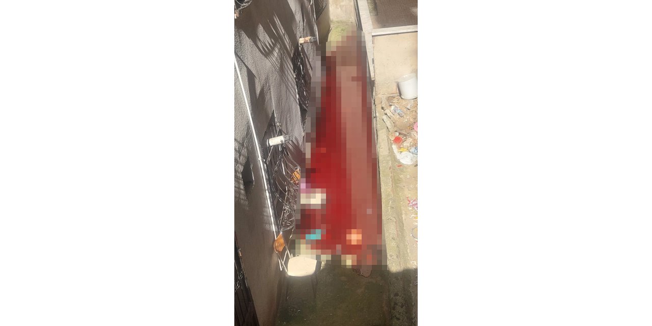 İstanbul - Gaziosmanpaşa'da kanalizasyondan gelen kurban kanı 2 daireyi bastı