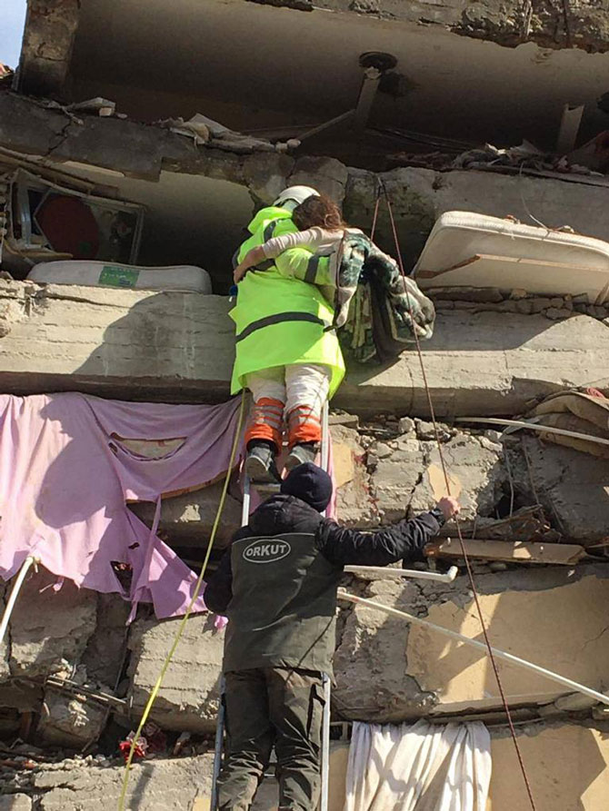 Rizeli madenciler Kahramanmaraş'ta 11 kişiyi enkazdan kurtardı
