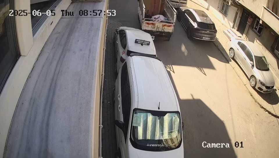 İstanbul- Avcılar'da geri manevra yapan kamyonet otomobile çarpıp kaçtı