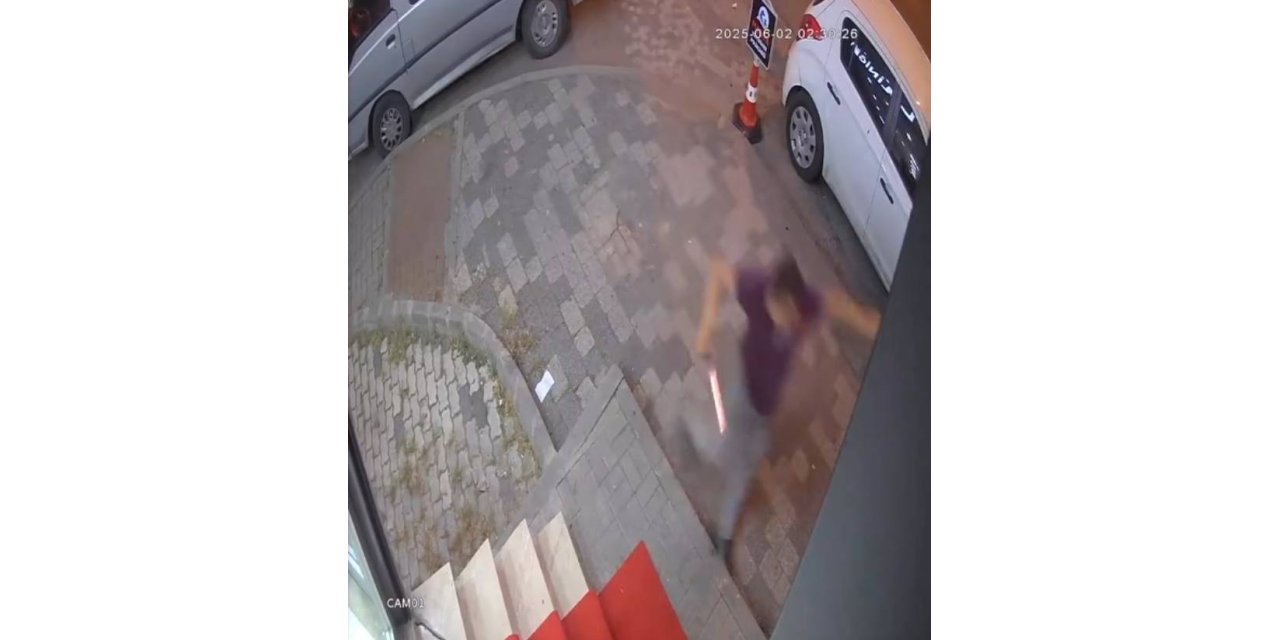 İstanbul - Küçükçekmece’de tartıştığı eski çalışanını satırla kovaladı