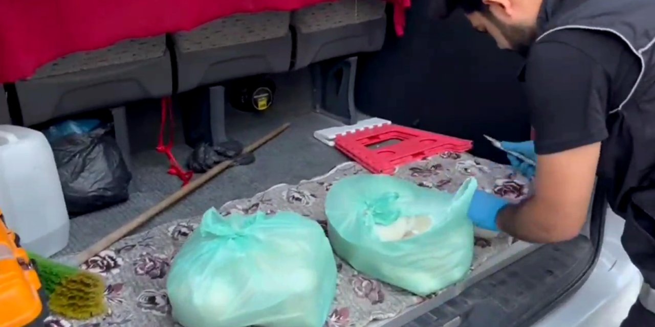 Hastane Bahçesindeki Minibüste 9,5 Kilo Metamfetaminle Yakalandı