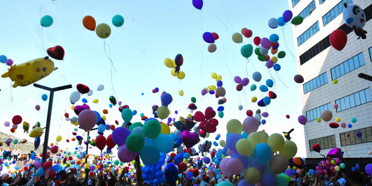 İzmir’de Balonlar Kanser Tedavisi Gören Çocuklar İçin Uçturuldu
