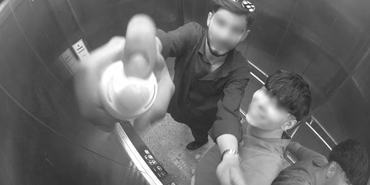 Asansörün güvenlik kamerasına köpük sıktı