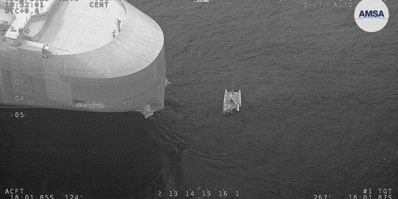 Köpek Balıklarının Saldırdığı Katamarandaki 3 Kişi Kurtarıldı