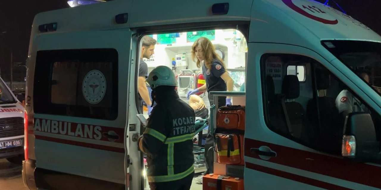 Hafif ticari araç yol ayrımındaki bariyere çarptı; 2 yaralı