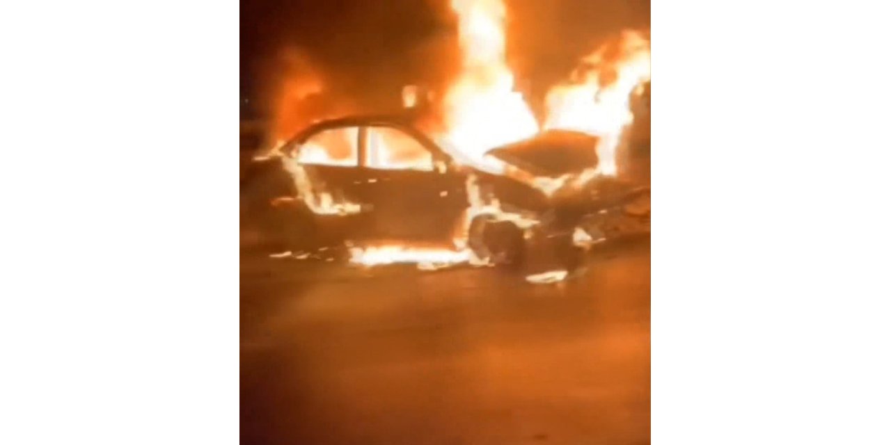 Bayrampaşa'da yayaya çarpmamak için bariyerlere çarpan otomobil alev aldı