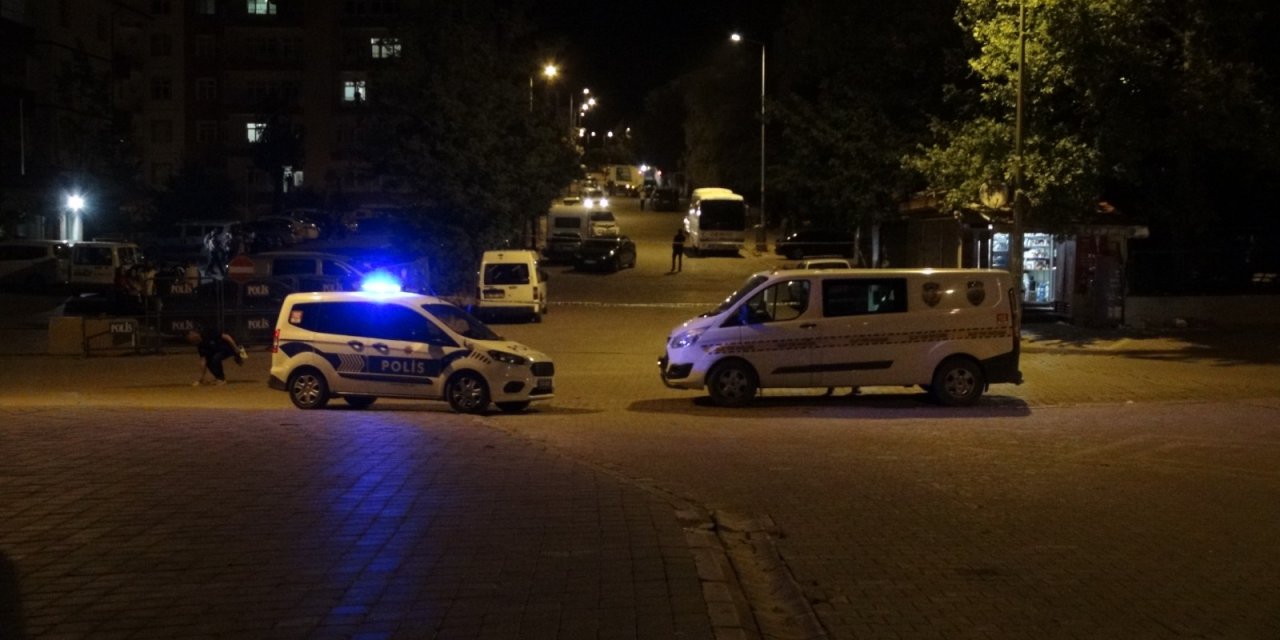 İki yıl önce kendisini tüfekle yaralayan husumetlisini tabancayla vurdu