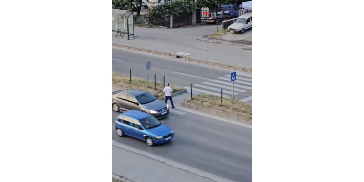 Yaya geçidinde defalarca karşıya geçip geri döndü