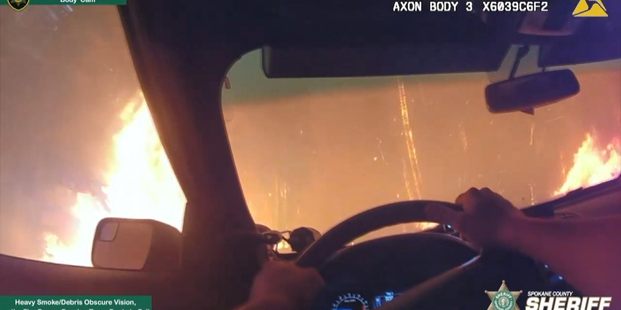 Abd’de Polisin Orman Yangınında Sivillere Yardım Ettiği Anlar Kamerada