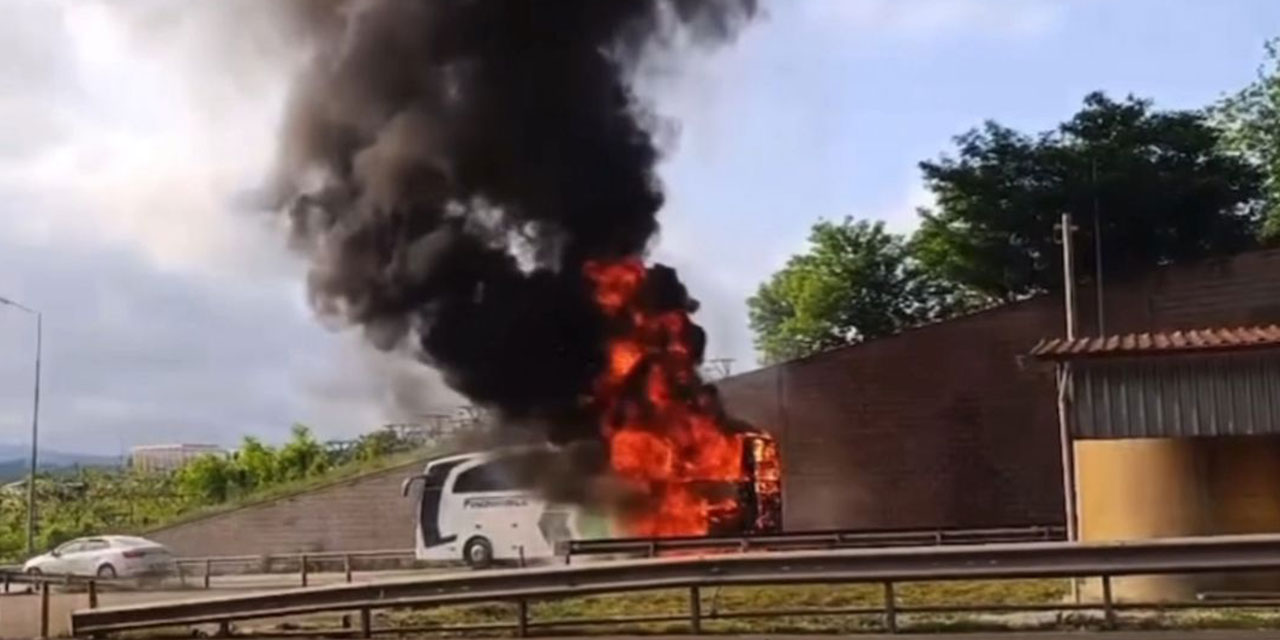 Ordu’da yolcu otobüsü alev alev yandı; olay anı kamerada