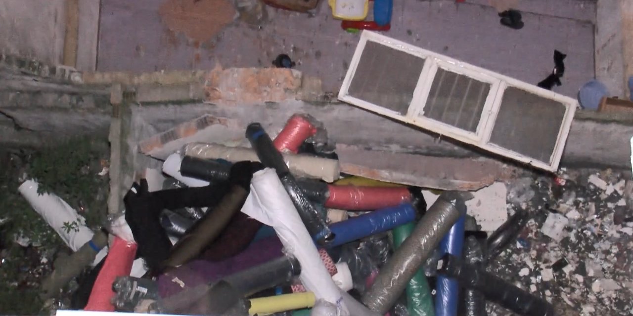 Zeytinburnu'nda, Bodrum Kattaki Kumaş Deposunun Yıkılan Duvarı Korkuttu