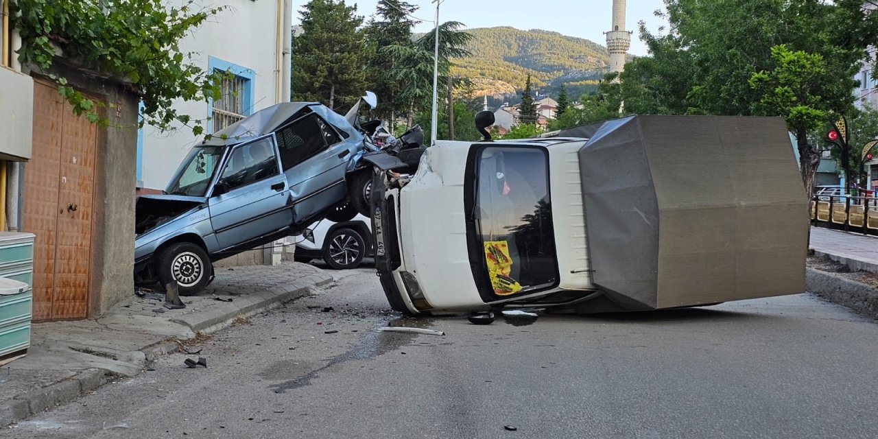 Park halindeki otomobile çarpıp devrilen kamyonetin sürücüsü yaralandı