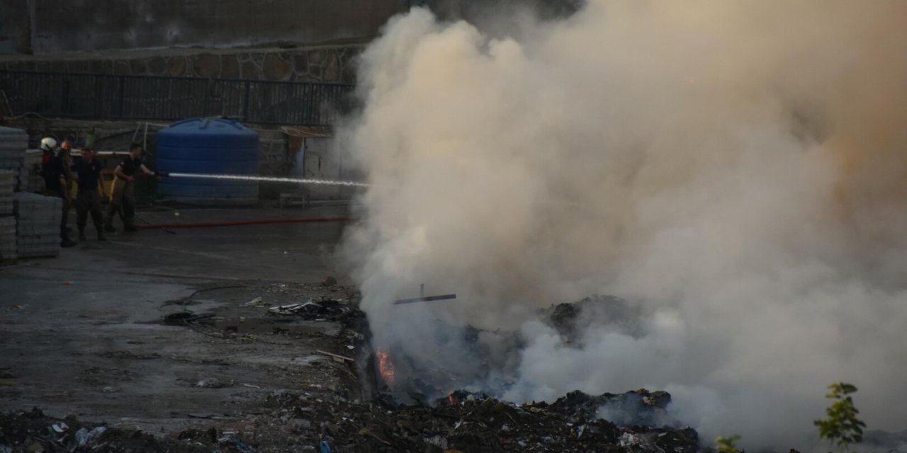 İzmir'de çöplük yangını