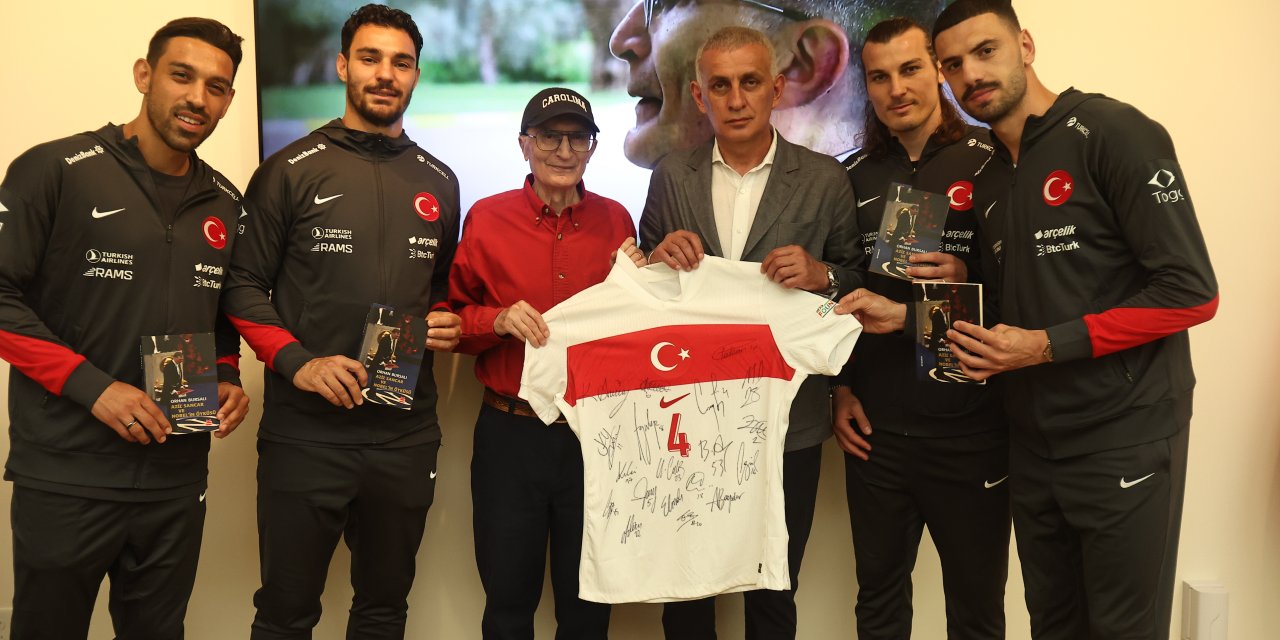 TFF Başkanı Hacıosmanoğlu ve A Milli Takım oyuncularından Aziz Sancar'a ziyaret