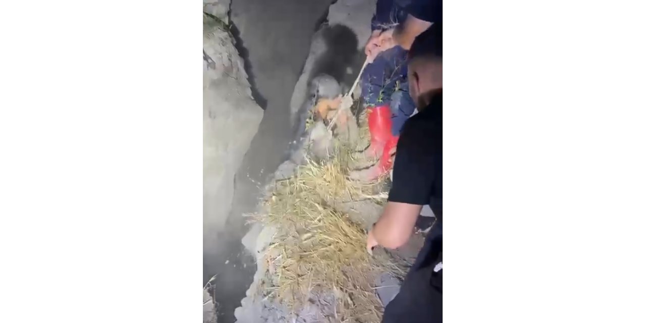 Daha önce 1 kişinin öldüğü heyelan bölgesindeki çukura düşen çocuk kurtarıldı; o anlar kamerada