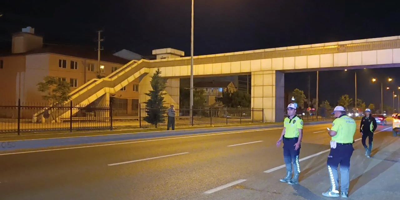 Üst geçidi kullanmayıp, yoldan karşıya geçmeye çalışan yayaya otobüs çarptı