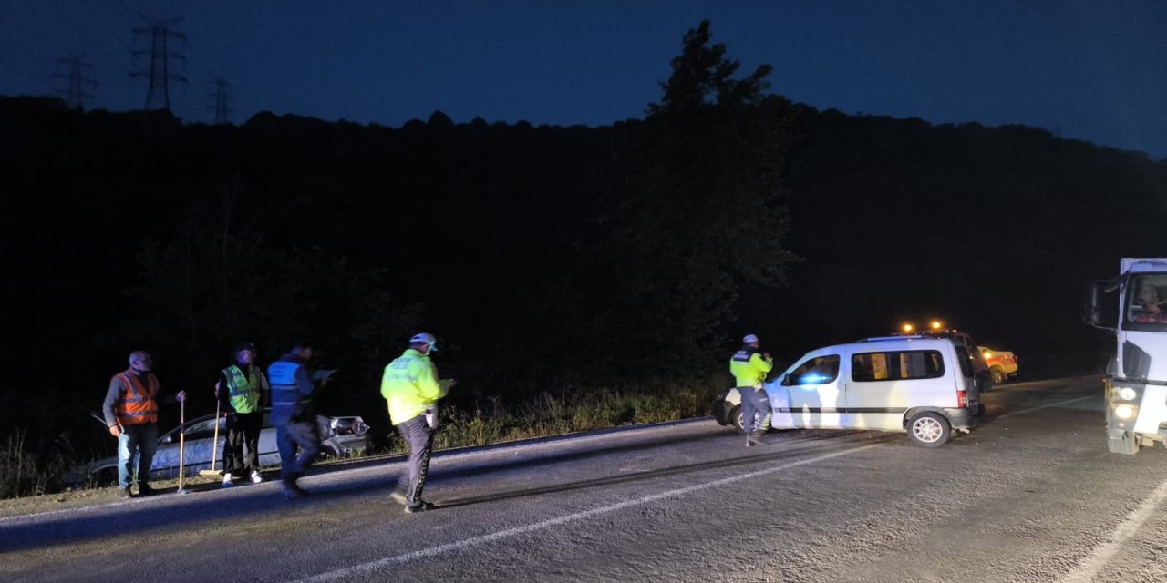 Otomobil ile hafif ticari araç çarpıştı: 1'i ağır 8 yaralı