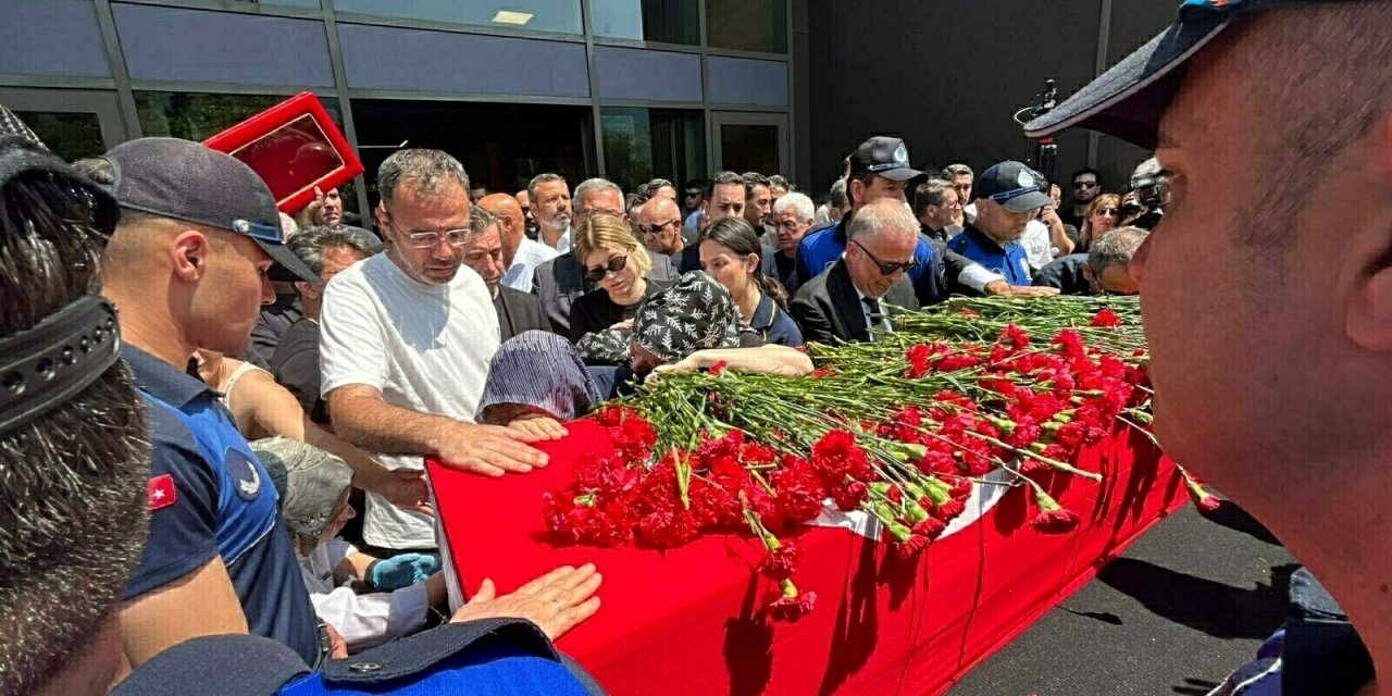 Ferdi Zeyrek İçin Belediye Önünde Tören