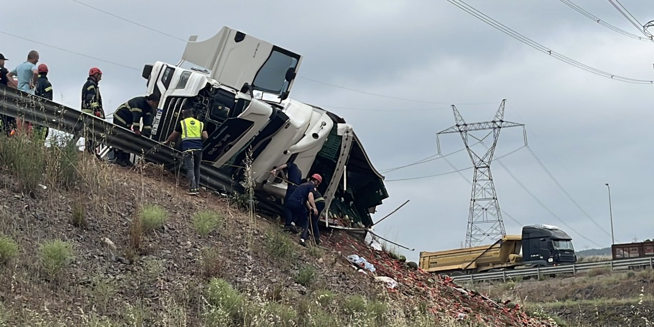 Kocaeli'de karpuz yüklü TIR devrildi; 1 ölü, 3 yaralı