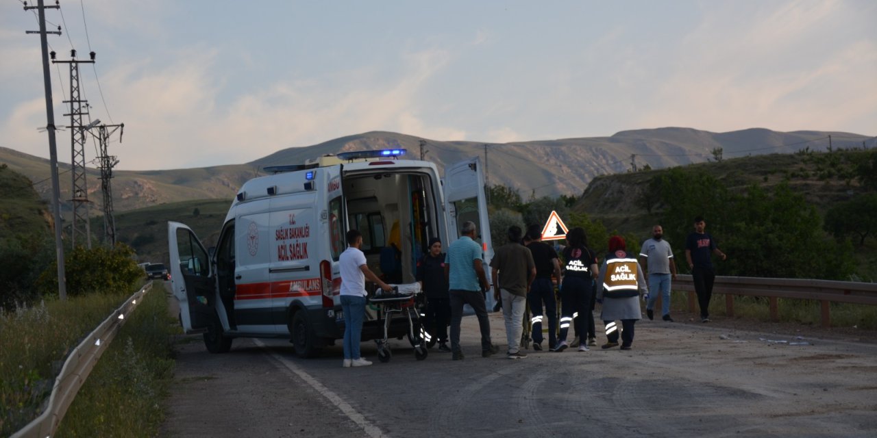Kayseri'de yola dökülen madeni yağ nedeniyle devrilen motosikletteki 2 kişi yaralandı
