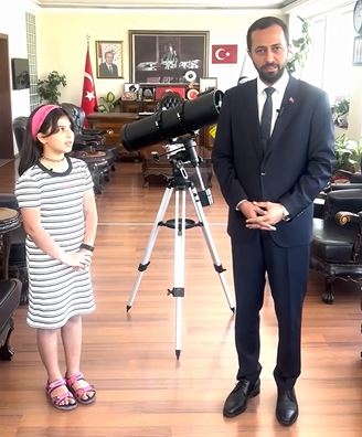 Uzay Mühendisi Olmak İsteyen İlkim'e Belediye Başkanından Teleskop Hediyesi