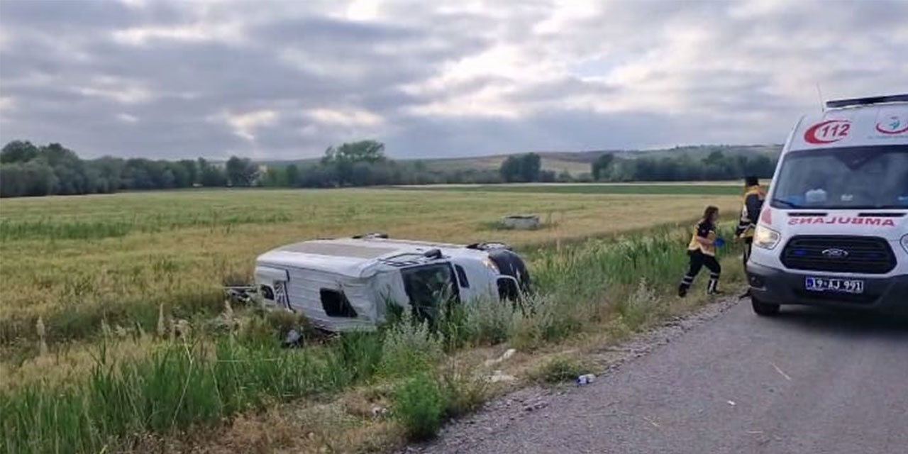 Düğünden dönenleri taşıyan minibüs şarampole devrildi: 1'i ağır, 17 yaralı