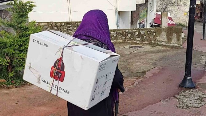 Rizeli 80 Yaşındaki Bedriye Nine Evinde Ne Varsa Koliye Koyup Yardım Toplama Noktasına Getirdi