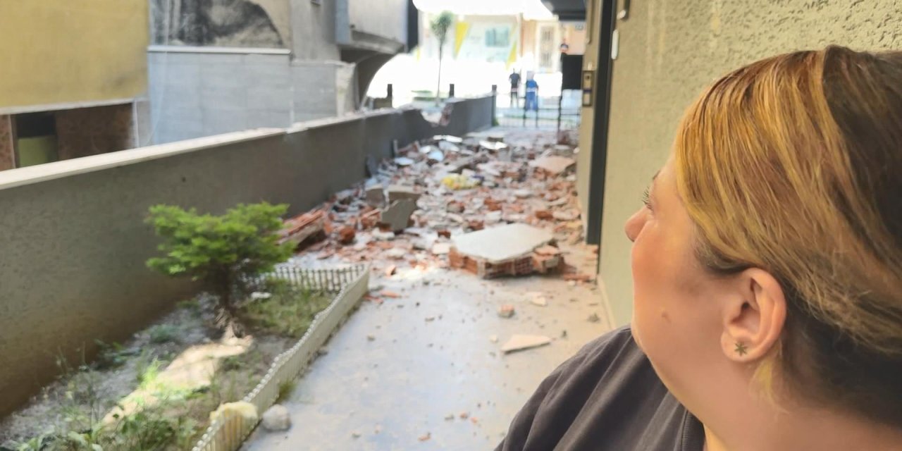 İstanbul - Avcılar'da yıkım yapılan binanın 3'üncü katından beton blok röportaj sırasında düştü; o anlar kamerada