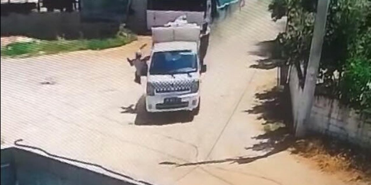 Aydın'da çöp aracından düşen işçi ağır yaralandı; o anlar kamerada