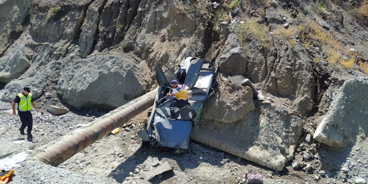 Malatya'da Otomobil, Şarampole Devrildi; Sürücü, Eşi Ve 2 Çocuğu Öldü