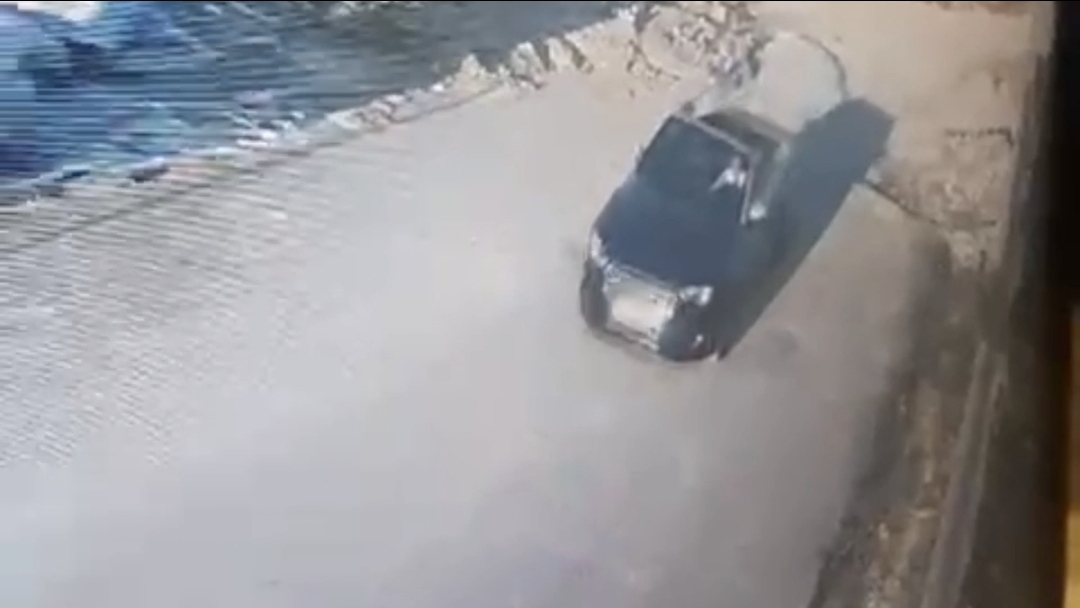 İstanbul- Büyükçekmece'de otomobilin köpeğe çarptığı anlar kamerada